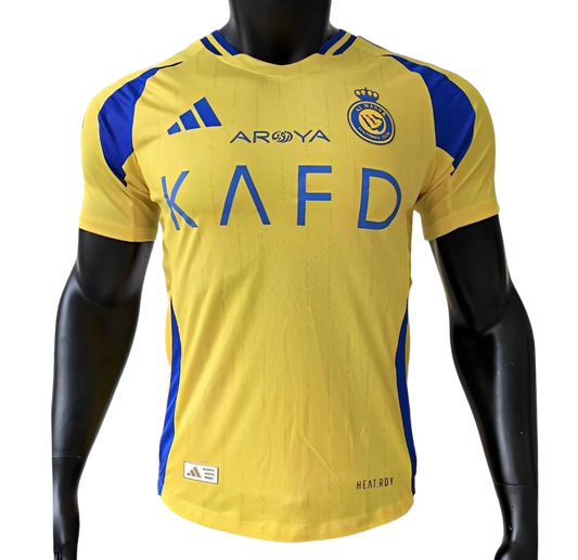 A játékos 24/25-es verziója al-nassr fc home jersey