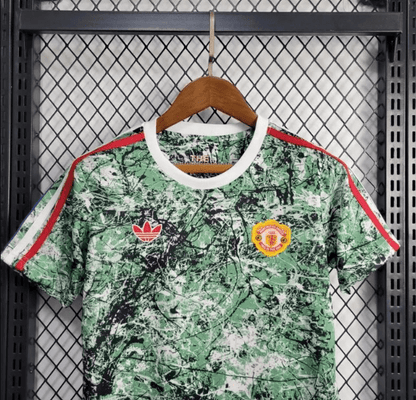 24/25 Niños Kit Manchester United F.C. X Stone Roses Icon Jersey