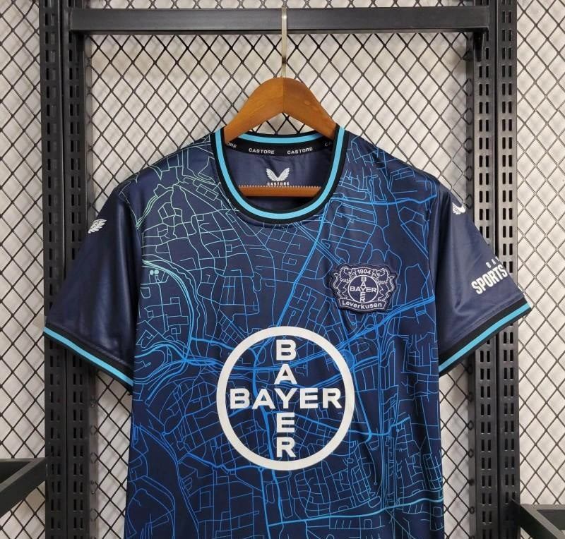 24/25 Bayer 04 maglia speciale blu carbone di Leverkusen.