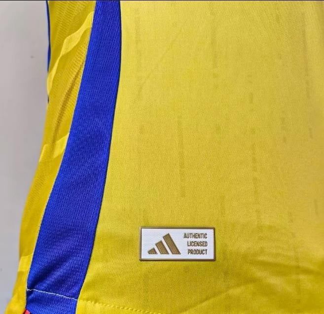 A játékos 24/25-es verziója al-nassr fc home jersey